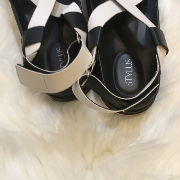STYLUS size 8 black & white sandal with adjustable Velcro at heel - Picture 2 of 16